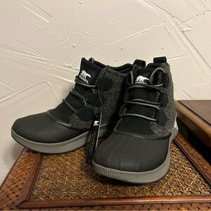 Sorel Women's Out N About lll Classic Waterproof Boots.  Size 8.5 NWT